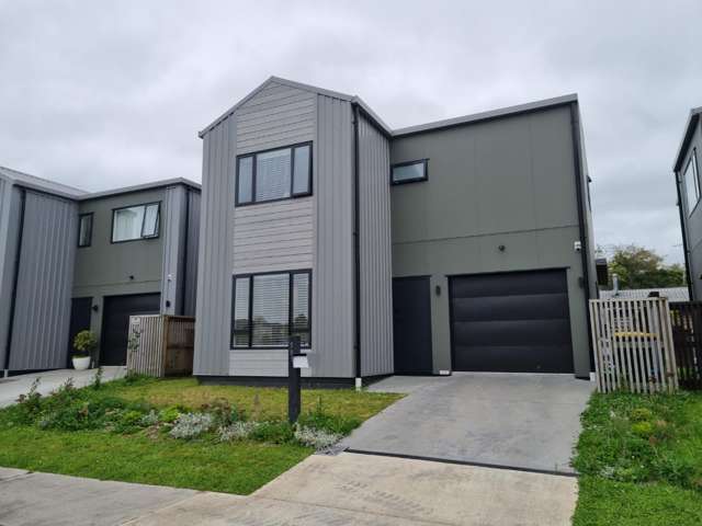 Four Bedroom Home, Handy Hospital and Lake Location