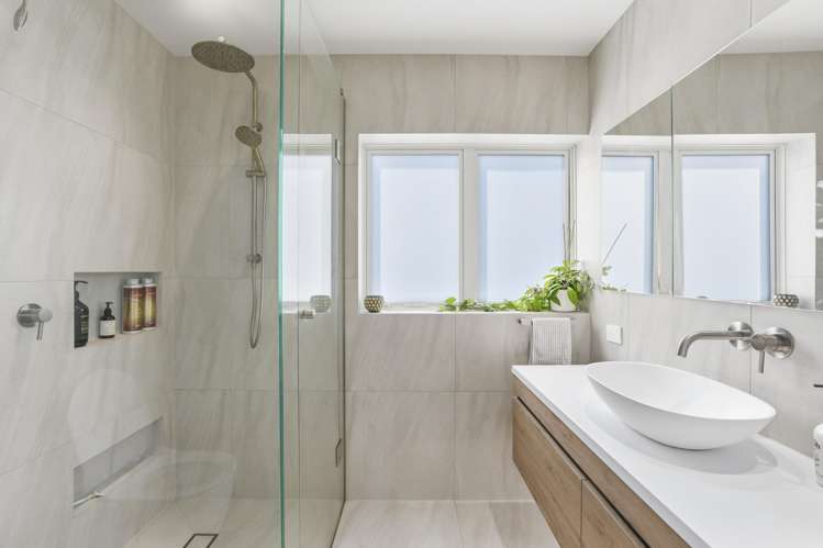 2/1 Gray Crescent Torbay_17