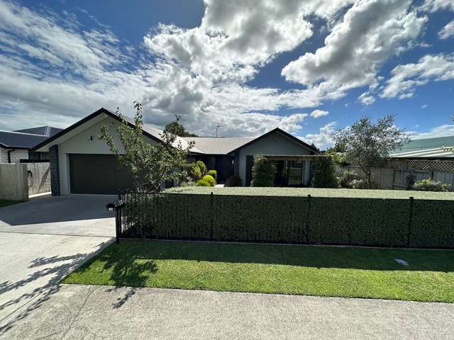 Lovely Warm Home in town opposite a large park