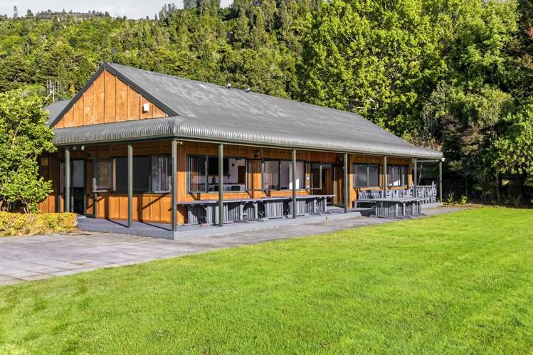 88 and 104 Waihi Road Tokaanu_5