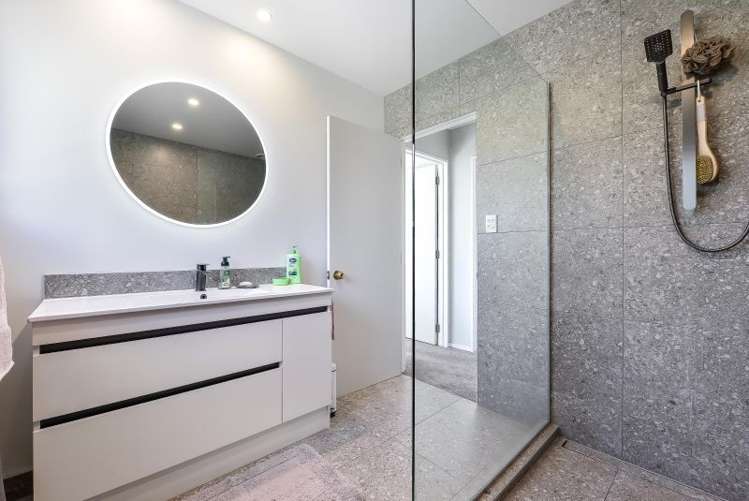 68 Dixon Road Glenview_11