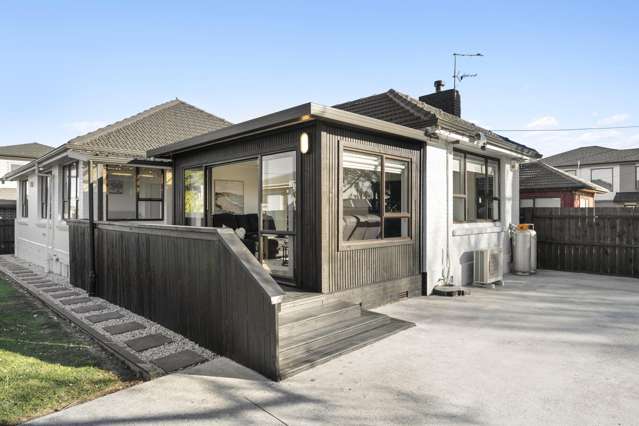 SPACIOUS 5-BEDROOM BRICK & TILE HOME