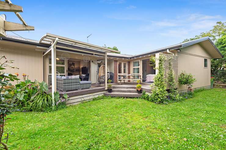 This 1960s home on Nevada Street, in Silverdale, Hamilton, went to auction with a declared reserved of $589,000. Photo / Supplied