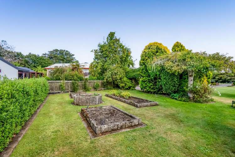 37 Pembroke Road East Stratford_48