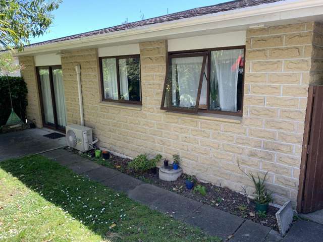 Lovely 2 bed home close to town and hospital