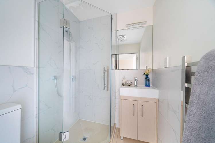 81 Bordeaux Parade Te Atatu South_17