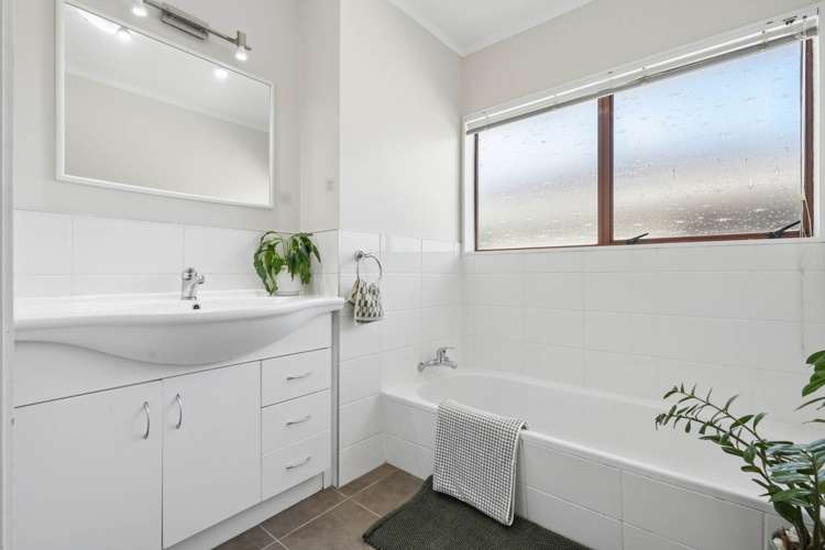 39 Nui Mana Place Te Atatu South_12