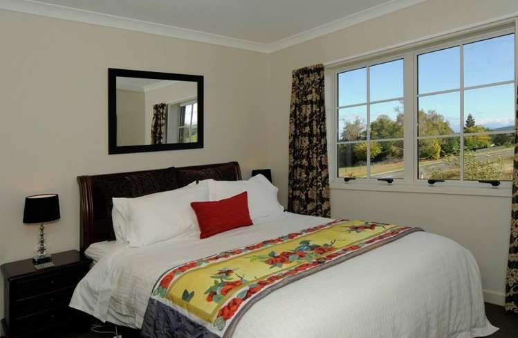 12 Chateau Crescent Rangatira Park_14