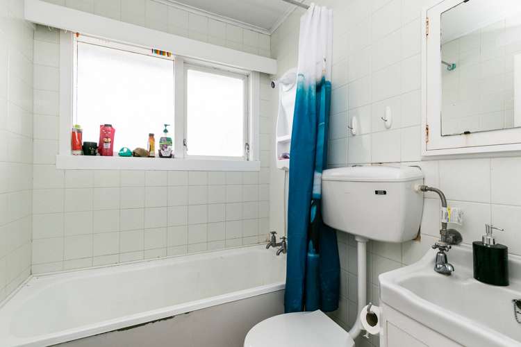 2/139 Queens Drive Lyall Bay_10