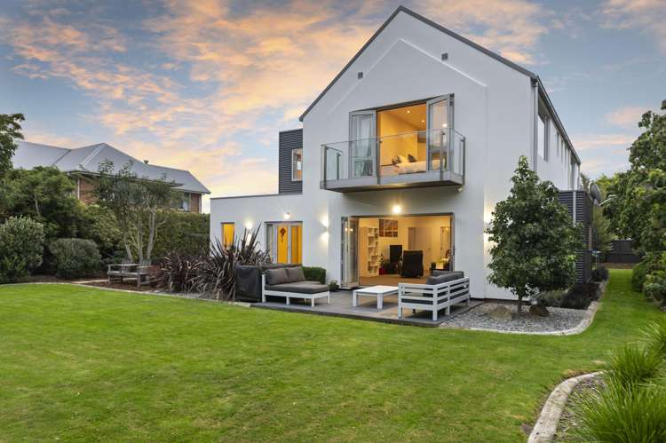 87 Travis Country Drive Burwood_20