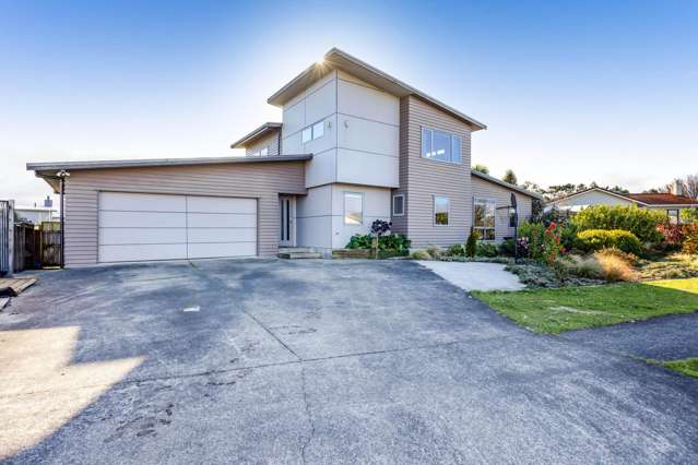 Spacious Family Home with a Stunning Mountain View