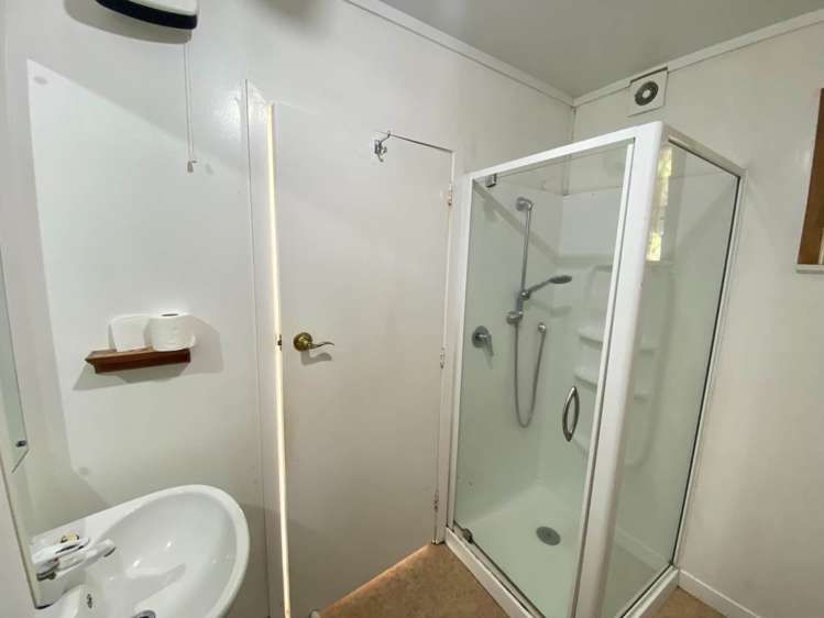 1/2 Derwent Crescent Titirangi_4