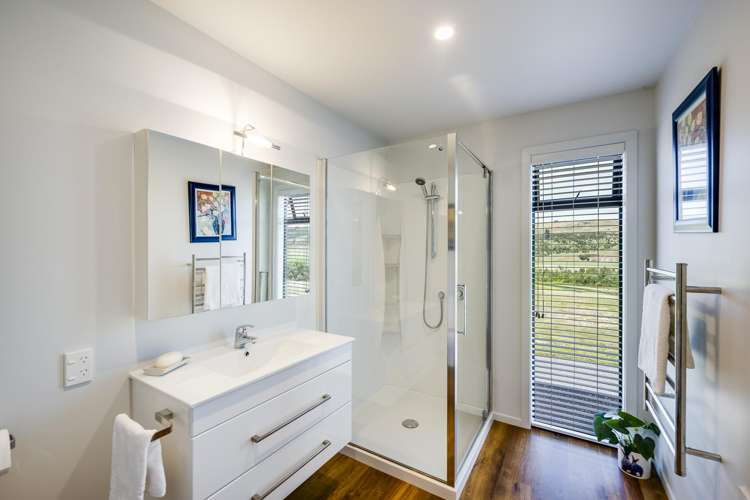 8 Riverview Drive Otane_13