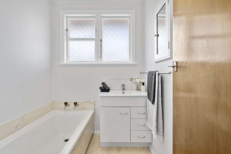 24a Whites Line West Woburn_11