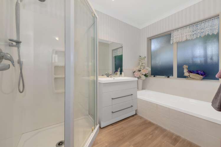 24a Orinda Close Botany Downs_15