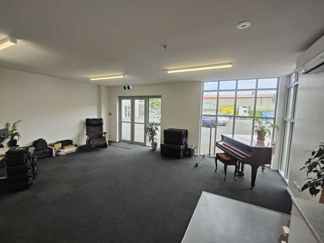 Unit B/8 Broken Hill Road Kenepuru_1