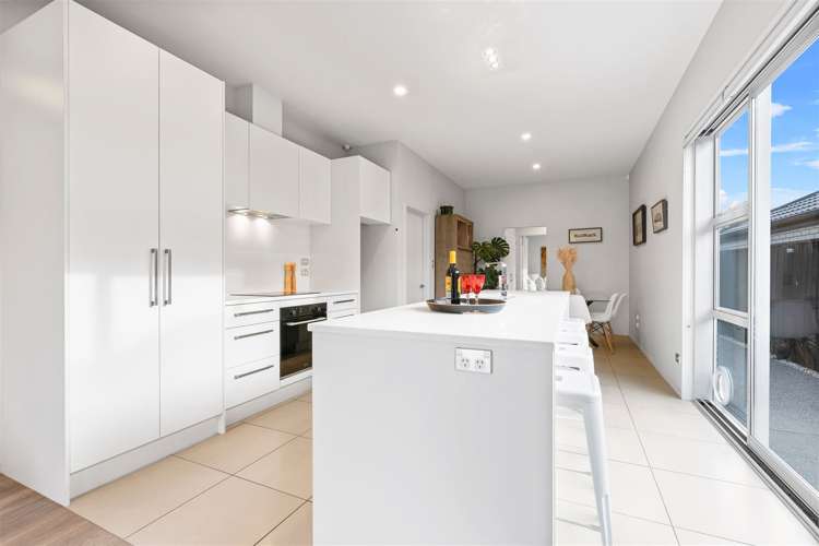 27 Famille Close Yaldhurst_3