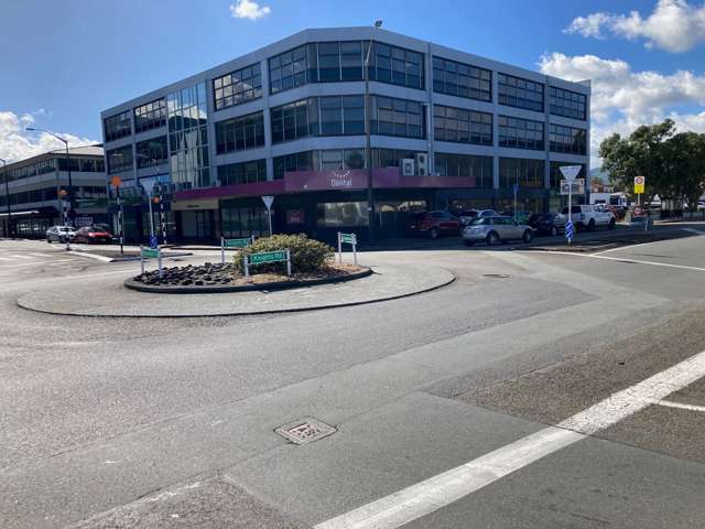 High quality modern fit-out office floor for lease