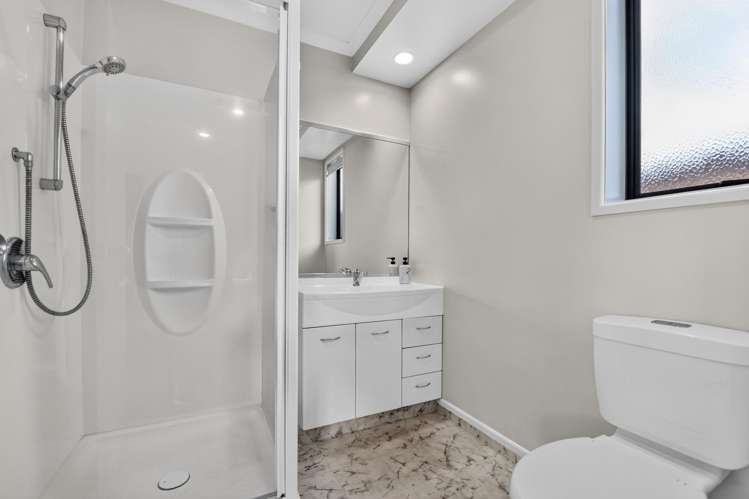 7 Kingroyal Lane Hamilton East_14