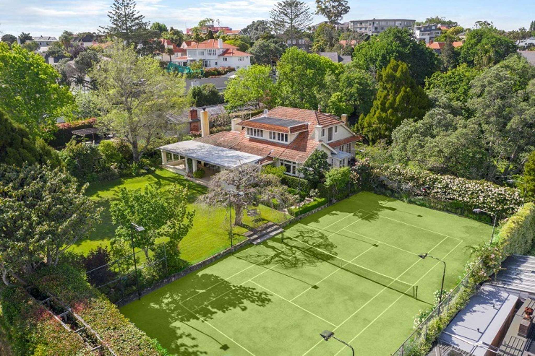 Auckland mansions sell for $11m, as wealthy buyers run into budget problems