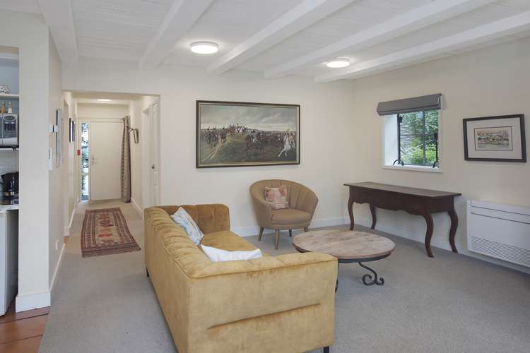 85e Beach Road Akaroa_13