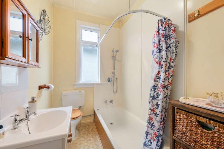 70 Endeavour Street Lyall Bay_11