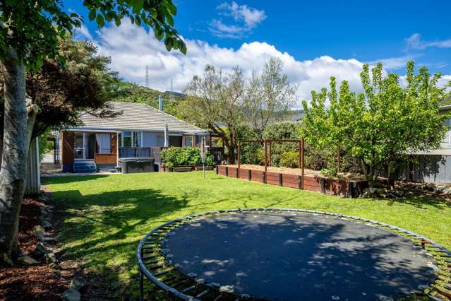 Sunny Family Haven With Space To Grow