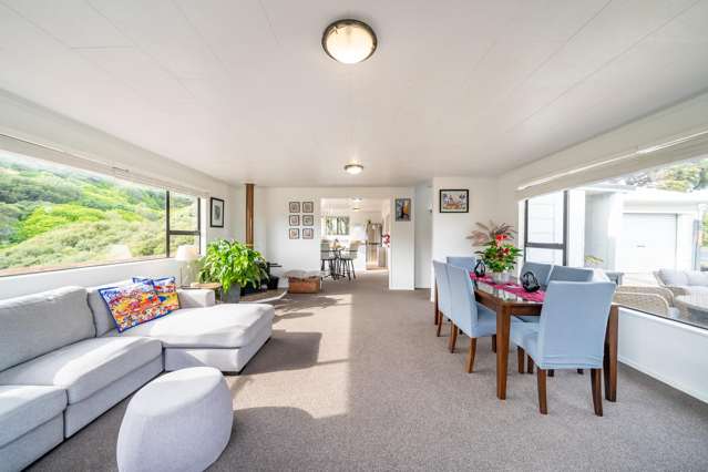 Six bedrooms, sea views & Plimmerton magic