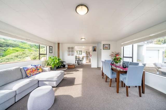 Six bedrooms, sea views & Plimmerton magic