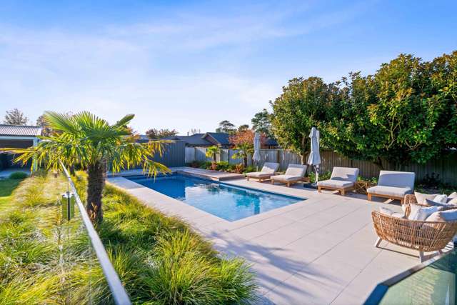 Pool + 6 car garaging + 5 bed family home!