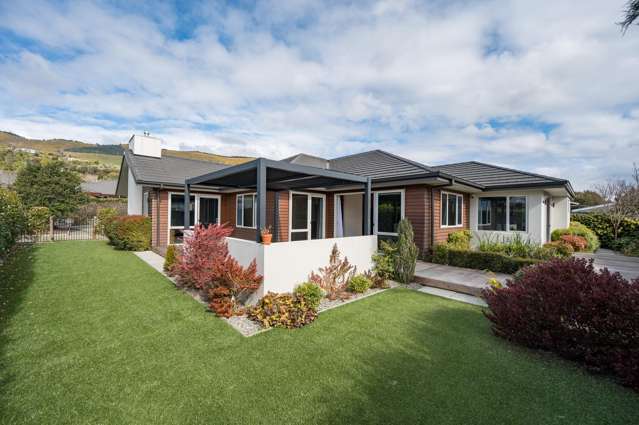 Luxurious, Easy-care in a Prime Location