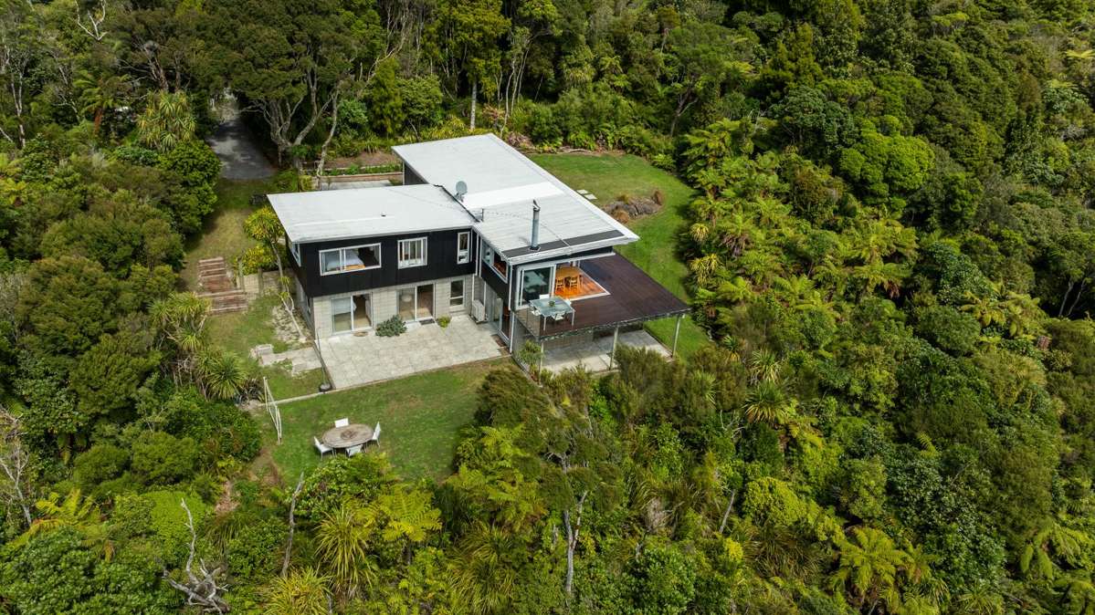 296 Piha Road_5