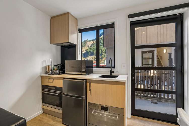 18B & 19B/135 Hallenstein Street Queenstown_8