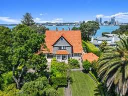 Gracious estate with harbour views