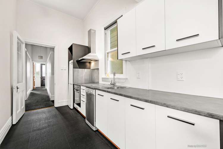 8 Russell Terrace Newtown_4