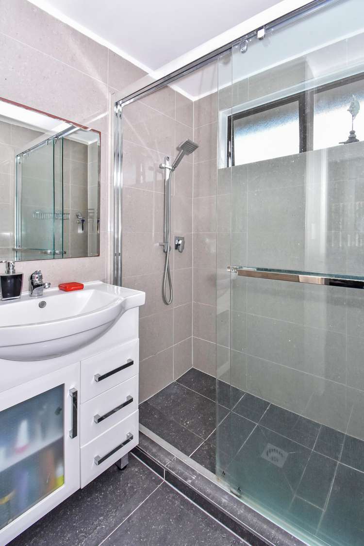 2/11 Burundi Avenue Clendon Park_6