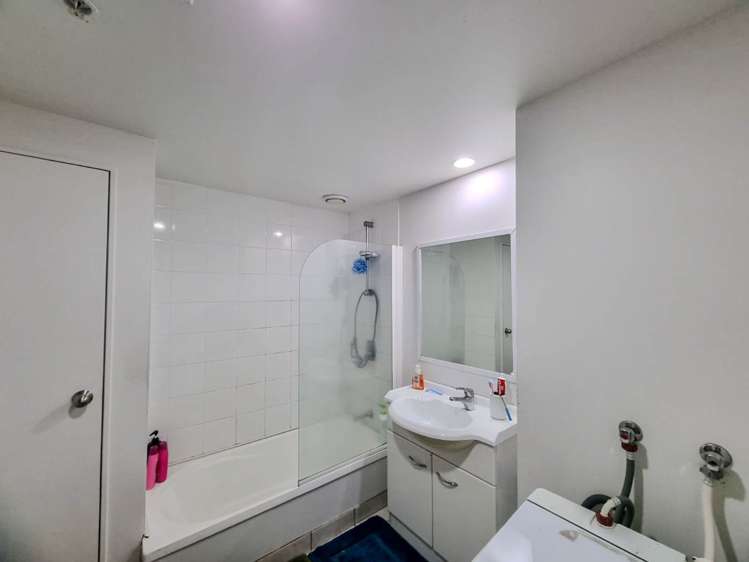 4f/10 Crown Lynn Place New Lynn_5