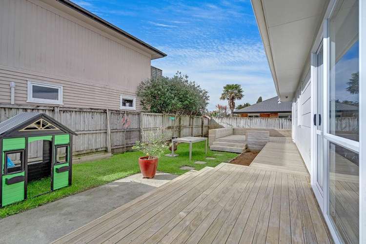 300 Shakespeare Street 11373_9