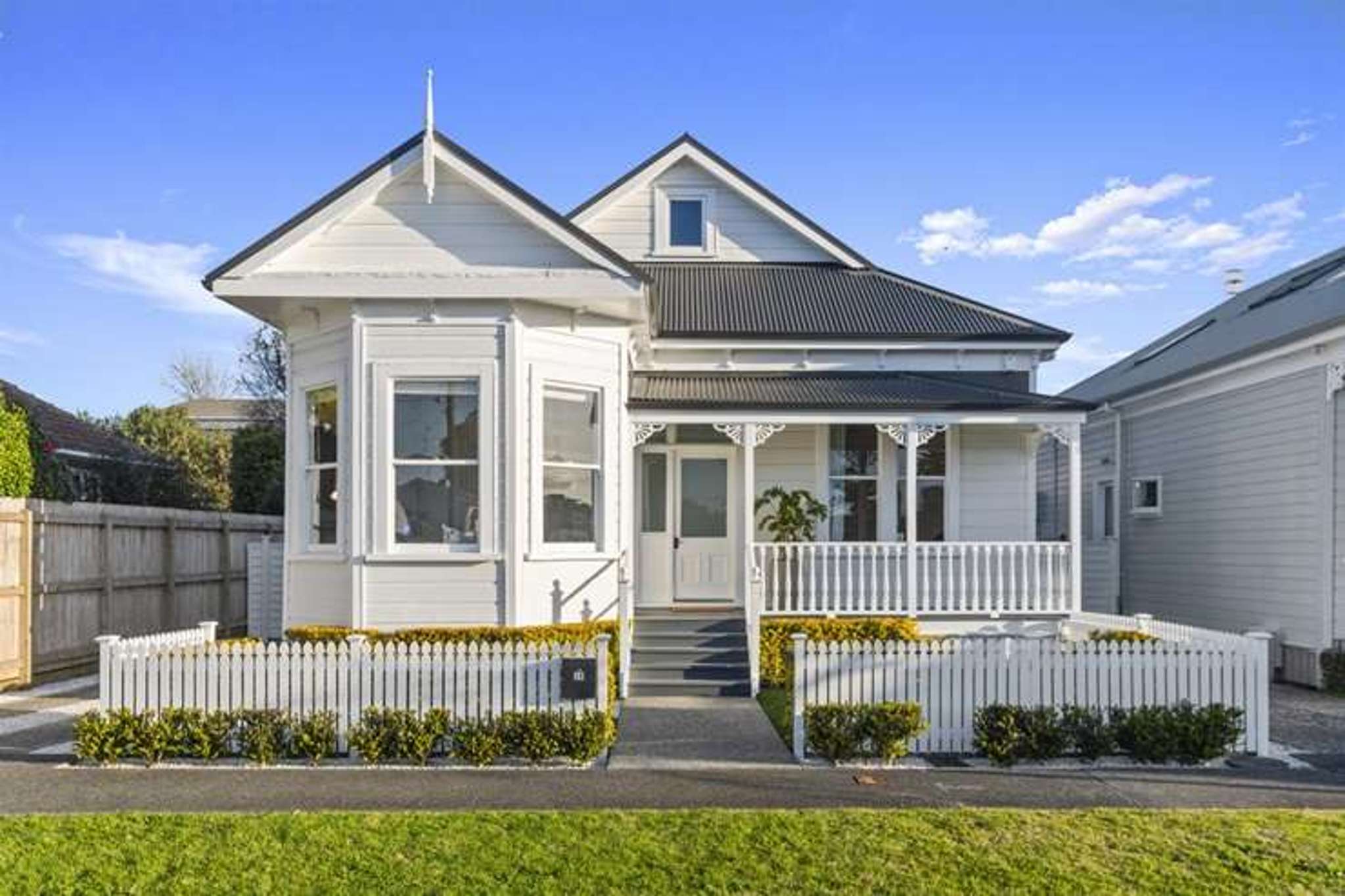 Bidders go crazy for controversial Block NZ home