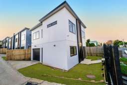 Brand New Homes – Freestanding & Duplex Options!