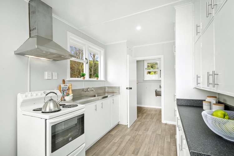 76 Strand Crescent Naenae_11