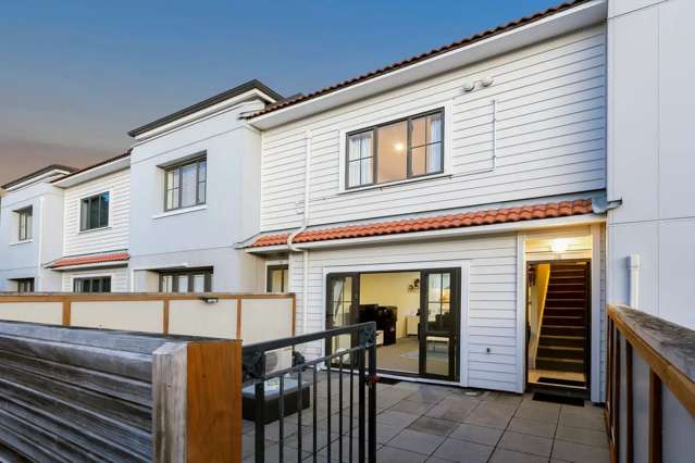 Ellerslie 2-Bed Townhouse with Courtyard & Parking