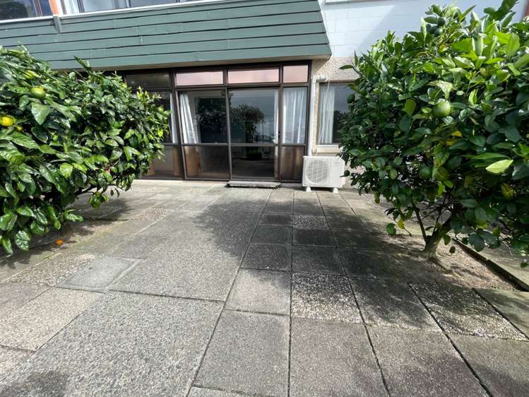 2/18 Cliff Road Tauranga Central_0