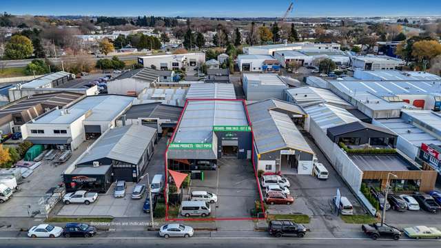 Dual access trade showroom