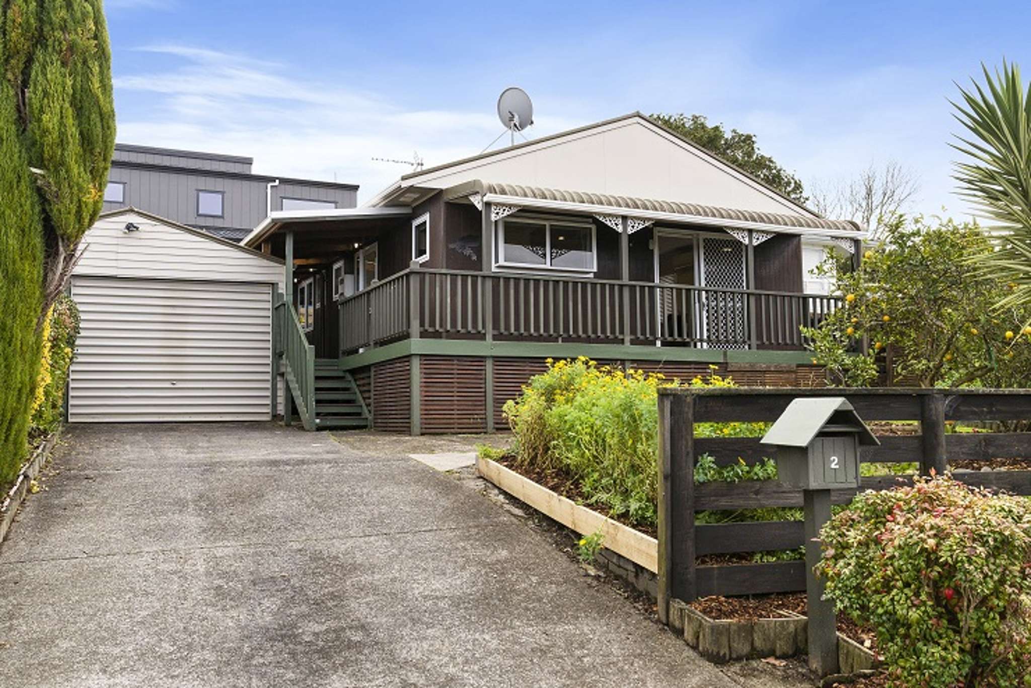 Buy this West Auckland house and the agent will fly you to Fiji