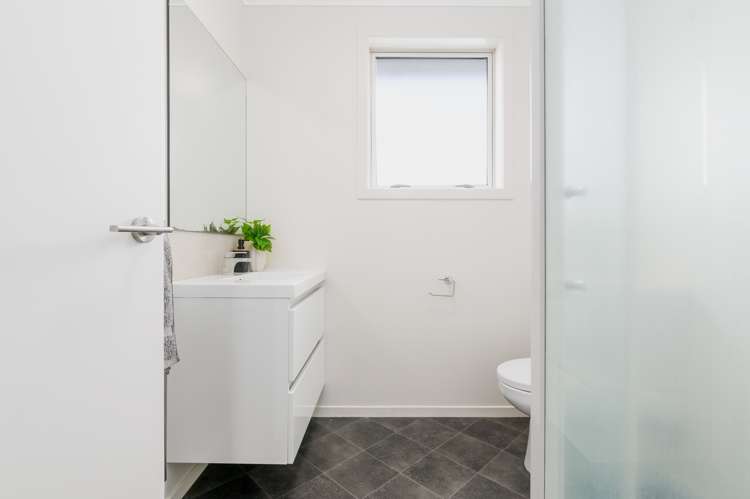 25 Chiefs Court Hamilton East_12