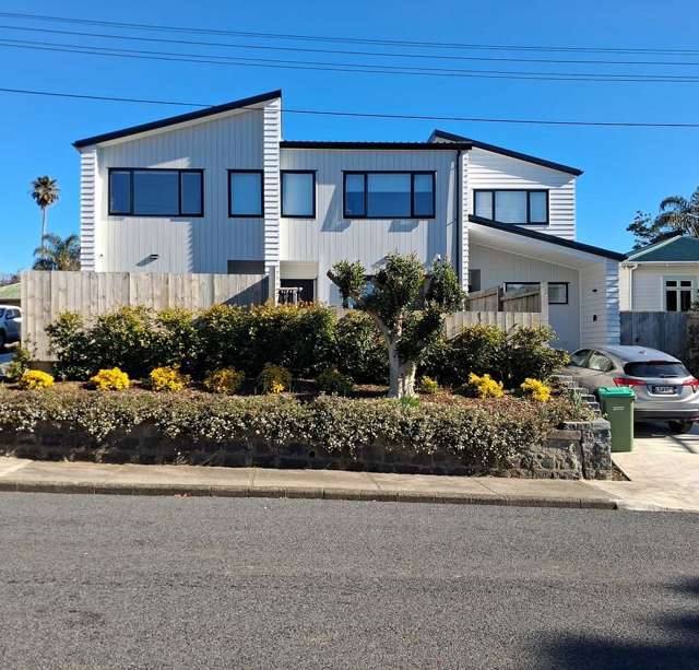 Modern Townhouse with Private Garden