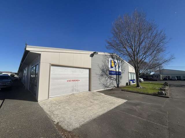 400m&sup2; Modern Warehouse & Showroom
