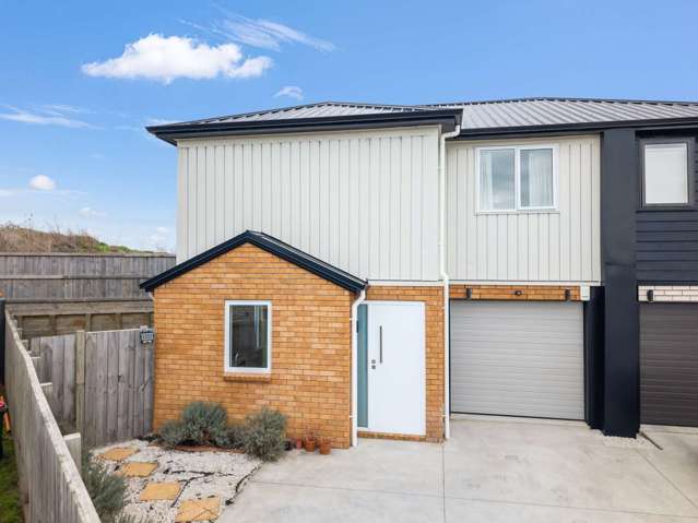 2/8 Mila Paige Close Glenview_1