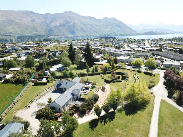 Remarkable 6-Bedroom Lodge/Home in Wanaka